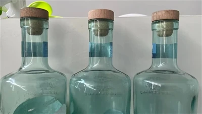 Prispôsobený poloautomatický štítkovací stroj na polohovanie štítkov na krku